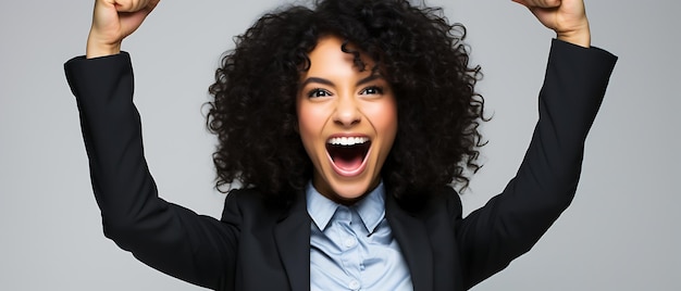 Mujer de negocios joven divirtiéndose y celebrando el año nuevo con espacio para copiar