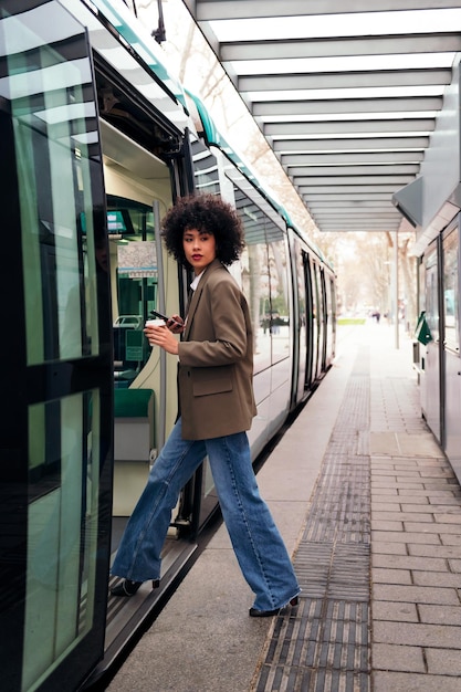 Mujer de negocios joven entrando al tranvía