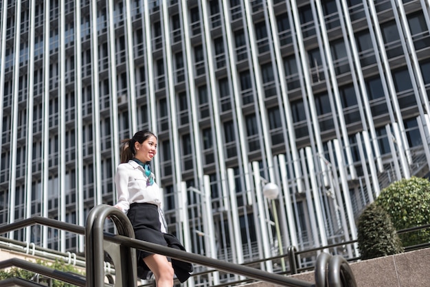 Mujer de negocios joven en las escaleras