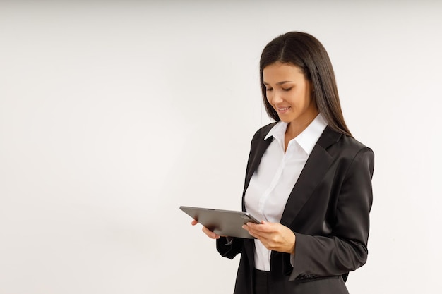 Mujer de negocios joven exitosa con una tableta en sus manos