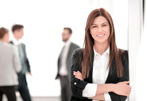 Mujer de negocios joven en la foto de fondo de oficina borrosa con espacio de copia