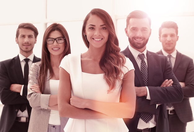 Mujer de negocios joven frente al equipo de negocios