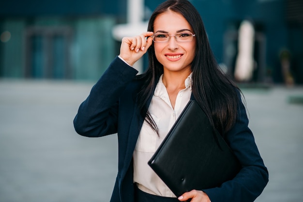 Mujer de negocios joven con gafas y traje