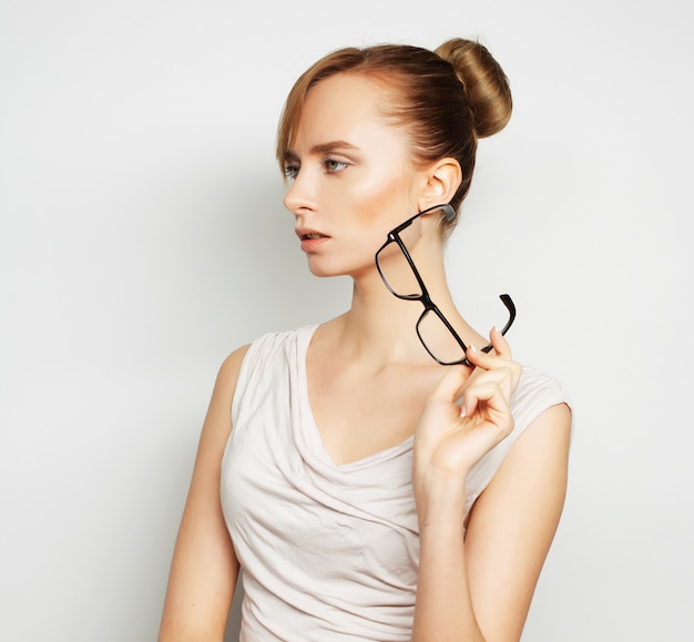 Mujer de negocios joven con gafas