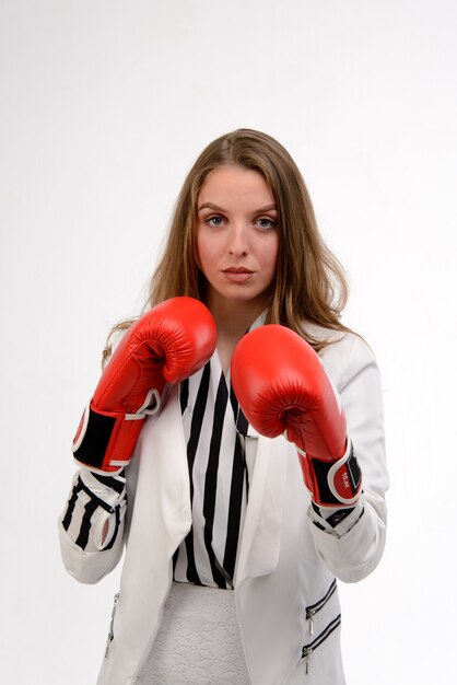 Mujer de negocios joven con guantes de boxeo