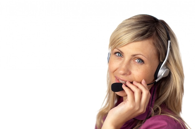 Mujer de negocios joven hablando por un auricular