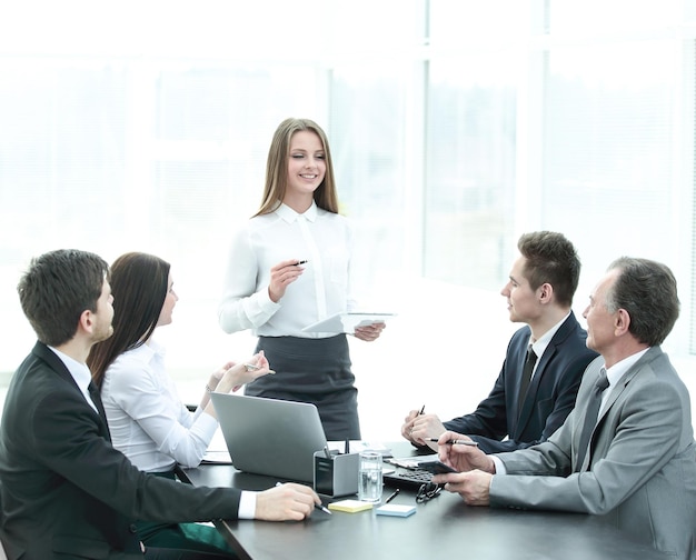 Mujer de negocios joven hace un informe sobre la reunión de trabajo