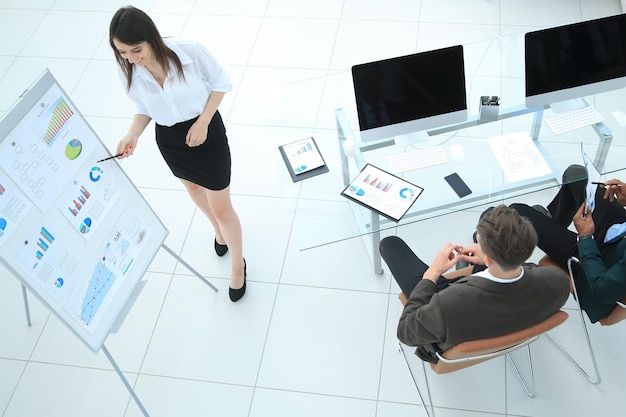 Mujer de negocios joven haciendo una presentación a su equipo empresarial