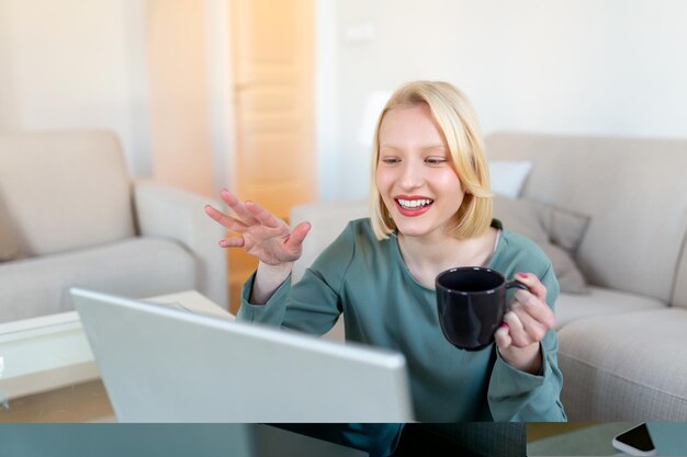 Mujer de negocios joven hermosa que trabaja en la computadora portátil Freelancer que se conecta a Internet