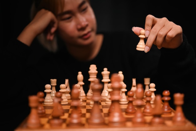 Mujer de negocios joven jugando a la competencia de tablero de ajedrez en los negocios Concepto de gestión y estrategia empresarial