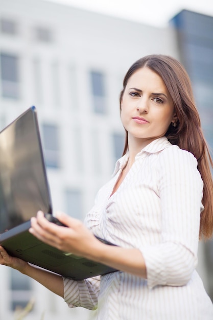 Mujer de negocios joven con laptop