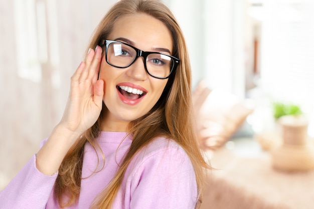 Mujer de negocios joven linda con gafas