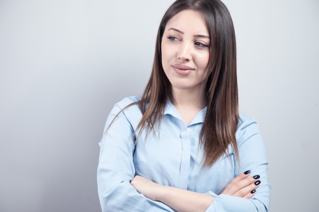 Mujer de negocios joven con las manos cruzadas.