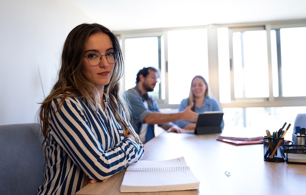 mujer de negocios joven mirando a la cámara en una reunión