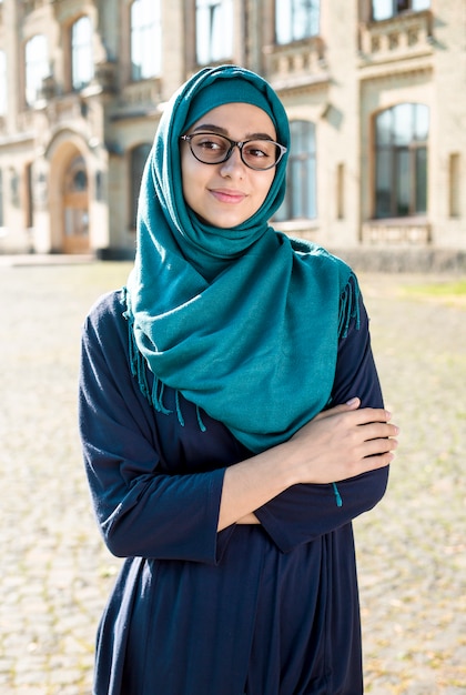 Mujer de negocios joven musulmán sonriente en hijab. Estudiante árabe feliz con gafas. Hermosa mujer islámica.