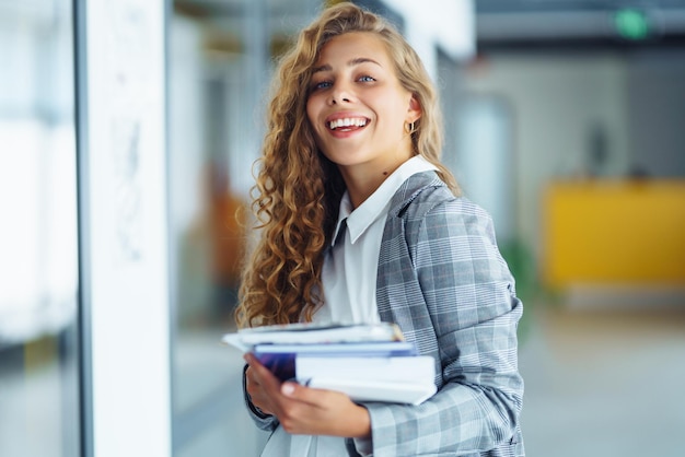 Mujer de negocios joven en un pasillo de un edificio de oficinas Mujer emprendedora Personas independientes de negocios