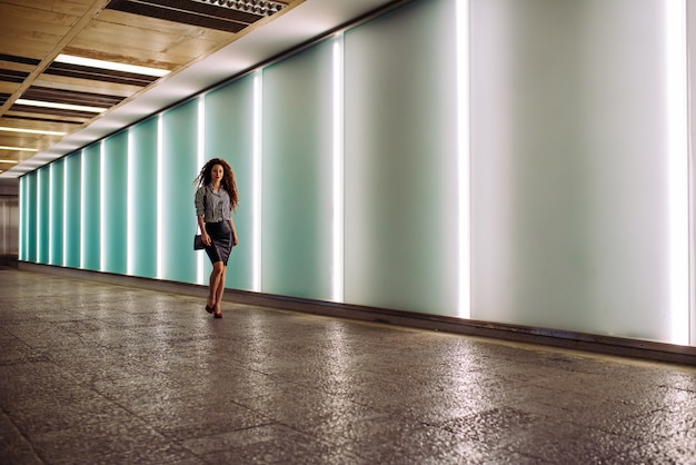 Foto mujer de negocios joven pelirroja caminando al trabajo