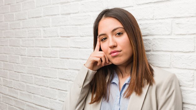 Foto mujer de negocios joven pensando en una idea