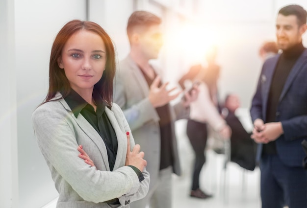 mujer de negocios joven de pie en la oficina moderna. foto con espacio de copia