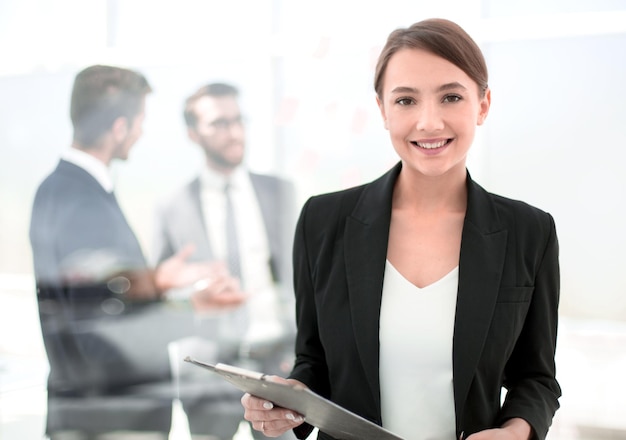 Mujer de negocios joven con portapapeles