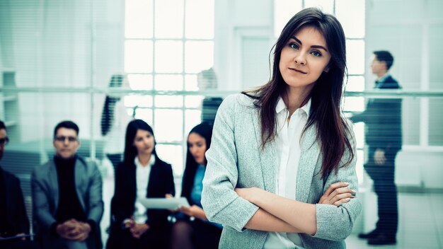 Foto mujer de negocios joven, posición, en, oficina