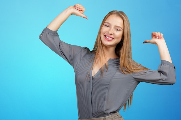 Mujer de negocios joven que celebra éxito