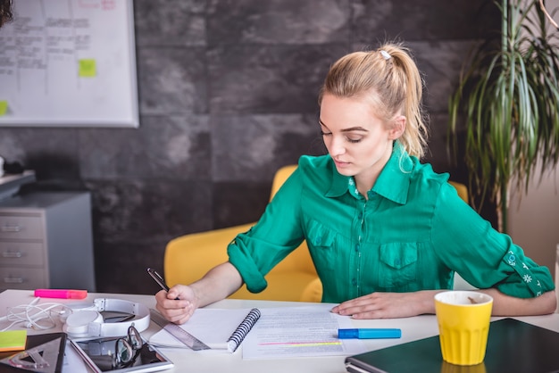 Mujer de negocios joven que hace papeleo