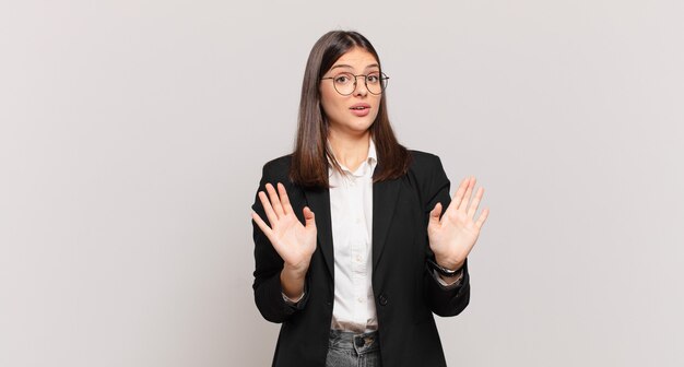 Mujer de negocios joven que parece nerviosa, ansiosa y preocupada, diciendo que no es mi culpa o que no lo hice