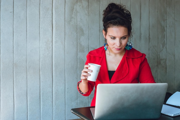 Mujer de negocios joven que revisa sus estadísticas de ventas de su negocio digital