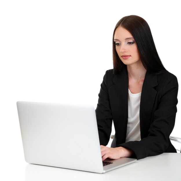 Mujer de negocios joven que trabaja con la computadora aislada en blanco