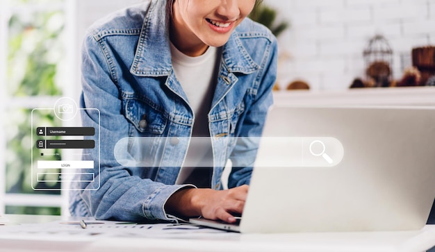 Mujer de negocios joven que usa la computadora portátil trabajando y escribiendo en el teclado con la barra de búsqueda, navegación de negocios, red de banners de información de datos web de Internet. Concepto de búsqueda y tecnología