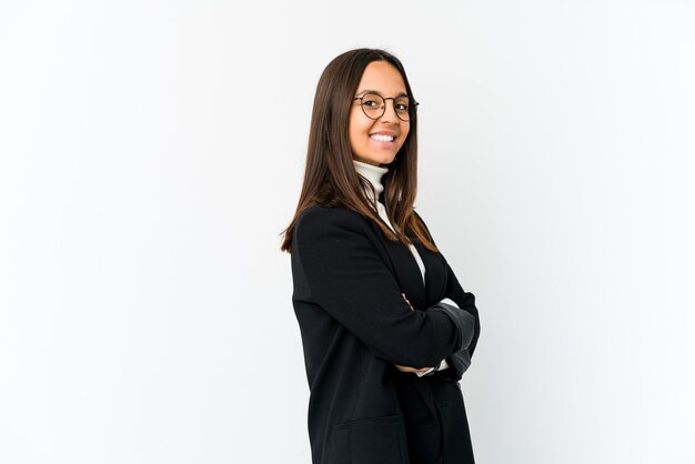 Mujer de negocios joven de raza mixta en blanco feliz, sonriente y alegre.