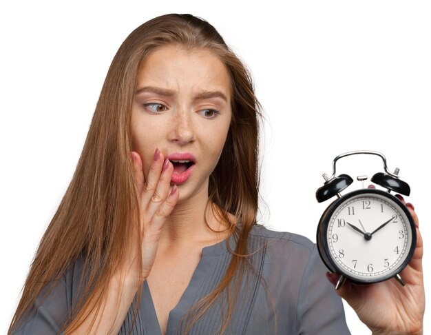 Mujer de negocios joven con reloj