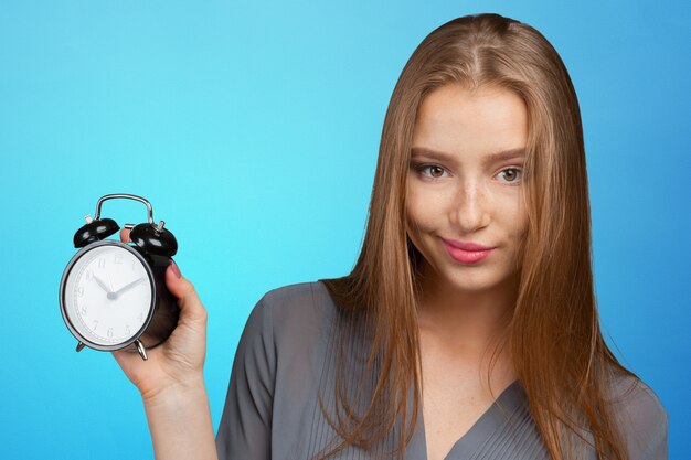 mujer de negocios joven con reloj