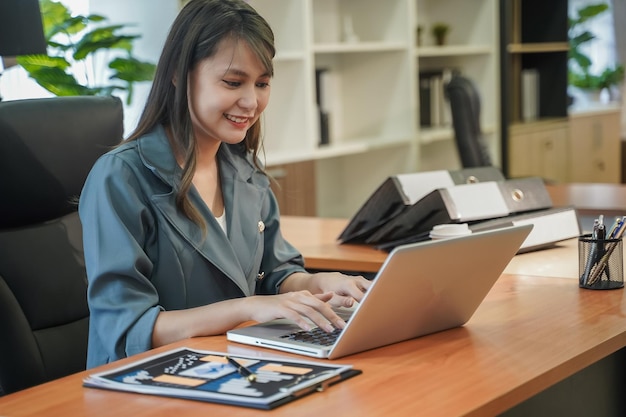 Mujer de negocios joven retrato feliz sonrisa y sentado hablar trabajo en equipo juntos discutir trabajo consultar sentado comunicación seguro compañero de trabajo conexión modernaxA