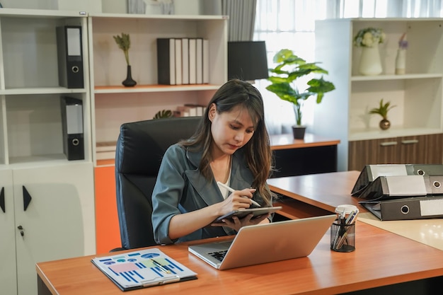 Mujer de negocios joven retrato feliz sonrisa y sentado hablar trabajo en equipo juntos discutir trabajo consultar sentado comunicación seguro compañero de trabajo conexión modernaxA