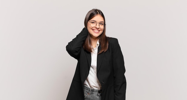 Mujer de negocios joven riendo alegremente y con confianza con una sonrisa informal, feliz y amistosa