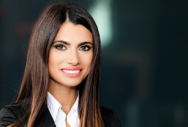 Mujer de negocios joven sonriente