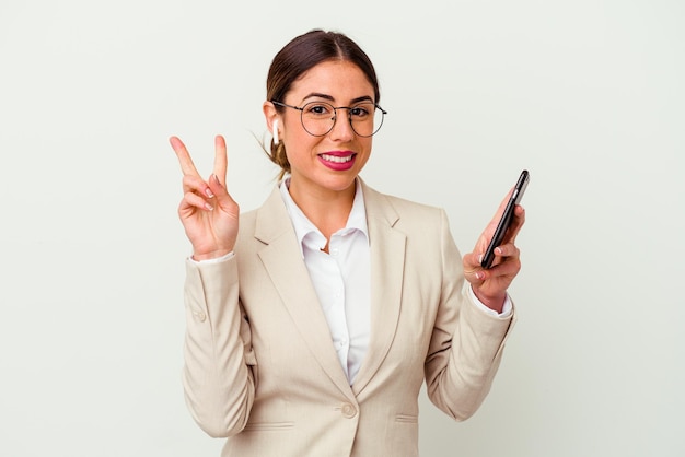 Mujer de negocios joven sosteniendo un teléfono móvil aislado sobre fondo blanco.