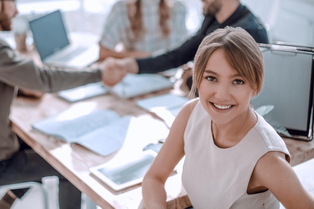 Mujer de negocios joven con una tableta digital en una reunión de negocios