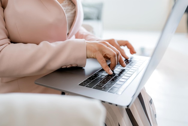 Mujer de negocios joven trabajadora sentada con una laptop