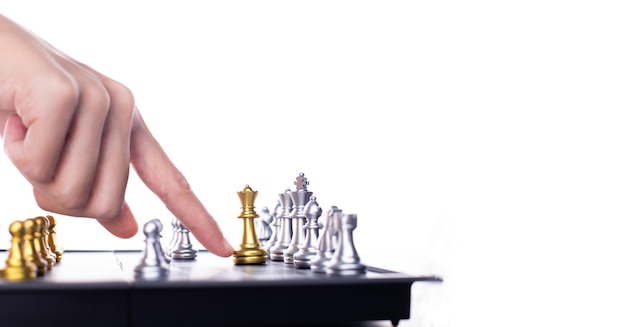 La mujer de negocios juega ajedrez al éxito. El líder usa el juego de estrategia para desafiar al competidor con poder de liderazgo de inteligencia para llevar al Rey a la victoria con la batalla de ideas del equipo de gestión para ganar espacio de copia.