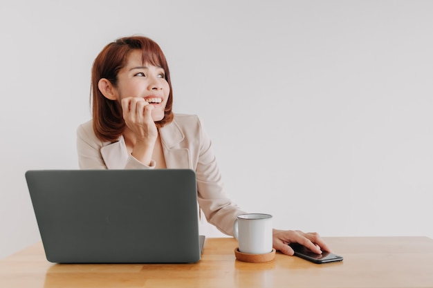 Mujer de negocios con laptop mira el espacio vacío