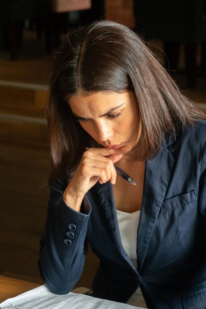 Foto mujer de negocios leyendo un documento en un restaurante