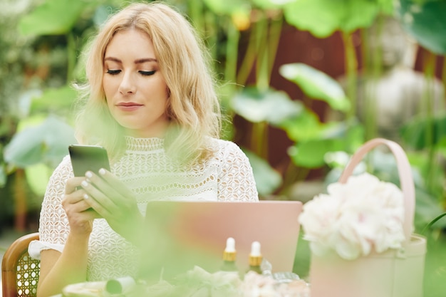 Mujer de negocios leyendo mensajes de texto