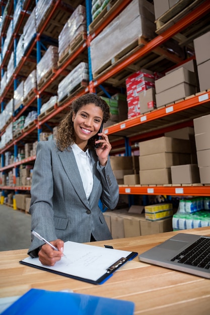 Mujer de negocios llamando a su escritorio