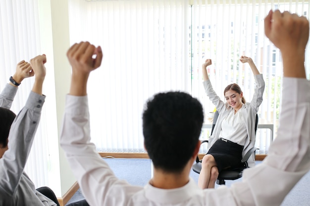 Mujer de negocios llevando grupo de personas ejercicio