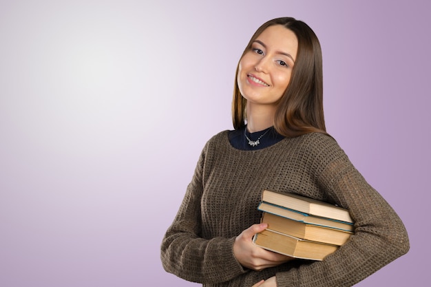 Mujer de negocios llevando libros pesados