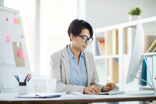 Mujer de negocios, en el lugar de trabajo