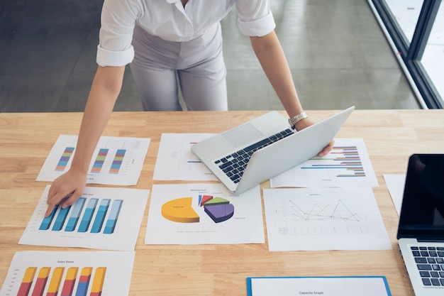 Mujer de negocios en el lugar de trabajo